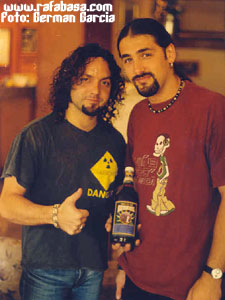 Ramon y Fran de Avalanch durante la entrevista con una botella de Mezcal