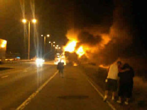 El autobús de gira de FEAR FACTORY ardió la semana pasada