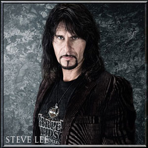 <strong>Steve Lee</strong>» width=»300″ height=»299″ hspace=»7″ vspace=»5″ align=»left» /> Nacido en 1963 en Zürich,  Suiza, pero residente en Lugano desde hacía muchos años, cerca de  la frontera con Italia, <strong>Steve Lee</strong> fue uno de los miembros fundadores  de <strong>GOTTHARD</strong>, por derecho ya una de las bandas europeas de hard rock  más importantes de la historia (junto a EUROPE y BONFIRE), junto a  su inseparable compañero Leo Leoni, guitarrista y principal  compositor junto a Lee de los temas de la banda. Entusiasta y  vitalista, además de multilingüe (hablaba perfectamente inglés,  francés, italiano y alemán, además de algunas palabras de  español), ha sido el cantante y letrista de los suizos durante 18  años, dejando para la historia del rock nueve discos en estudio,  además de tres directos, (vendiendo de hecho más de dos millones de  discos y consiguiendo numerosos discos de oro y de platino, en todo  el mundo, especialmente en su país, donde <strong>GOTTHARD</strong> es una de las  bandas más importantes de la historia). Además, ha recibido  numerosos premios y reconocimientos personales en países como Suiza,  Alemania, España o Italia como mejor vocalista y/o <em>frontman </em>en  varias ocasiones, y ha colaborado en proyectos tan importantes como  la ópera rock AYREON de Arjen Lucassen. Y por supuesto que ha  conseguido que canciones como "Sister moon", "Master  of illusion", "Here comes the heat", "Lift it  up", "Heaven", "Cupid arrow", "The  oscar goes to you", "Need to believe", "The  call", "All we are" o su ya famosa versión de "Hush",  entre muchas otras, sean muy especiales para muchos de nosotros. </p>
<p align=