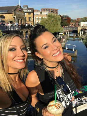 Jen Majura y Nita